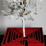 ecodesign-scultura_luminosa-lampada-artistica-labirinto_rosso-minotauro-asterione_luis_borges-albero_bianco-regalo_design-pezzo_unico