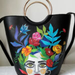 borsa_dipinta_a-mano-borsetta_decorata_unica-teste_di_moro_dipinte-secchiello_nero_fantasia_fiori-multicolore_pezzo_unico_regalo_esclusivo-donna-artigianato_siciliano-moda_sicilia